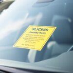 Gelber Aufkleber am Auto