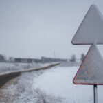 Verkehrszeichen zugeschneit