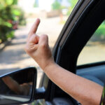 mittelfinger-strassenverkehr