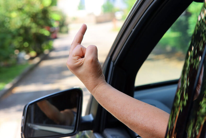 mittelfinger-strassenverkehr