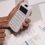 Abschlagsrechnung und Taschenrechner auf dem Schreibtisch