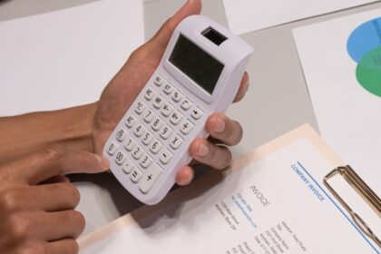 Abschlagsrechnung und Taschenrechner auf dem Schreibtisch