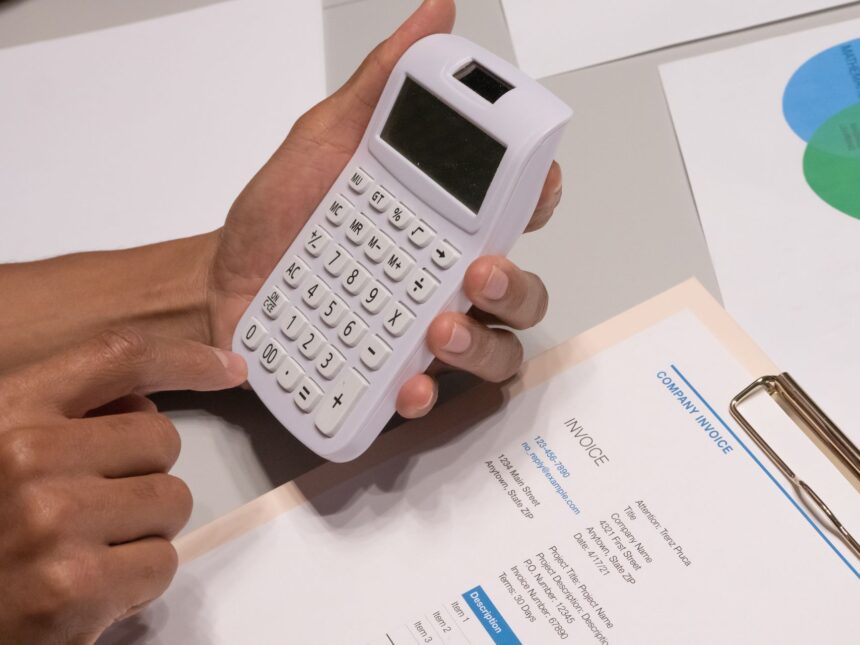 Abschlagsrechnung und Taschenrechner auf dem Schreibtisch