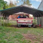 Carport unmittelbar an der Grundstücksgrenze neben einem Wohnhaus