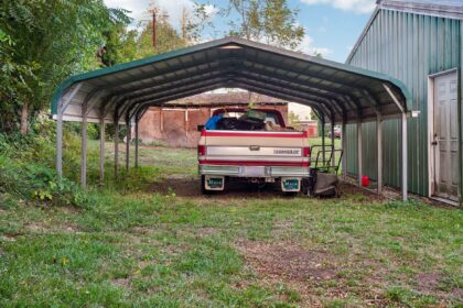 Carport unmittelbar an der Grundstücksgrenze neben einem Wohnhaus