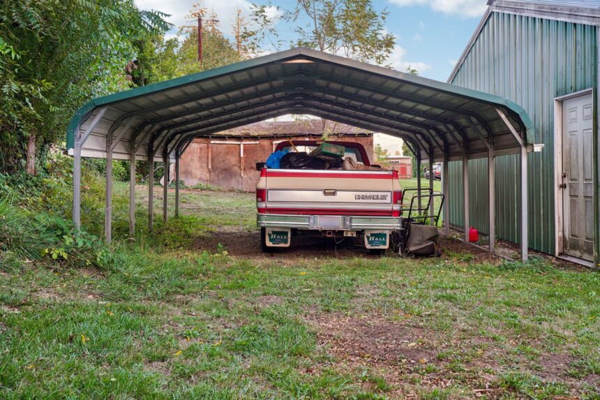 Carport unmittelbar an der Grundstücksgrenze neben einem Wohnhaus