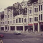 Einkaufsstrasse mit mehreren Ladengeschaeften