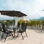 Grill auf einem Balkon im Sommer