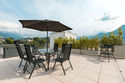 Grill auf einem Balkon im Sommer
