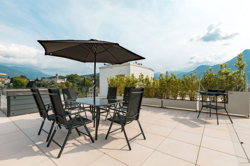 Grill auf einem Balkon im Sommer