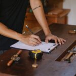 Handwerker notiert einen Kostenvoranschlag