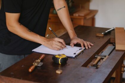 Handwerker notiert einen Kostenvoranschlag