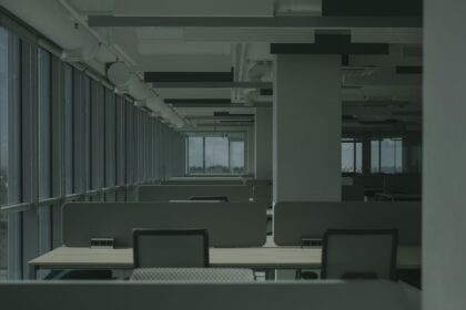 Leerstehende Büroräume mit großen Fenstern