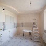 Unfertiger Raum mit Werkzeug auf der Baustelle