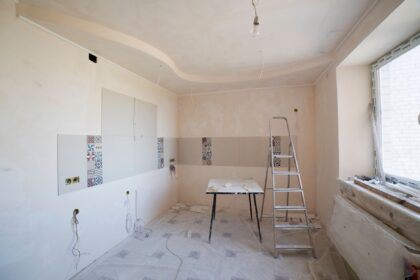 Unfertiger Raum mit Werkzeug auf der Baustelle