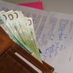 Vertragsunterlagen und Taschenrechner auf einem Schreibtisch im Büro