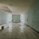 Wasserschaden an der Decke eines Büroraums