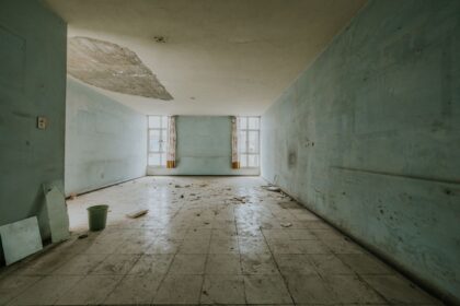 Wasserschaden an der Decke eines Büroraums