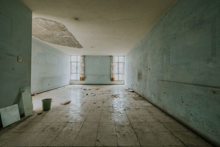 Wasserschaden an der Decke eines Büroraums